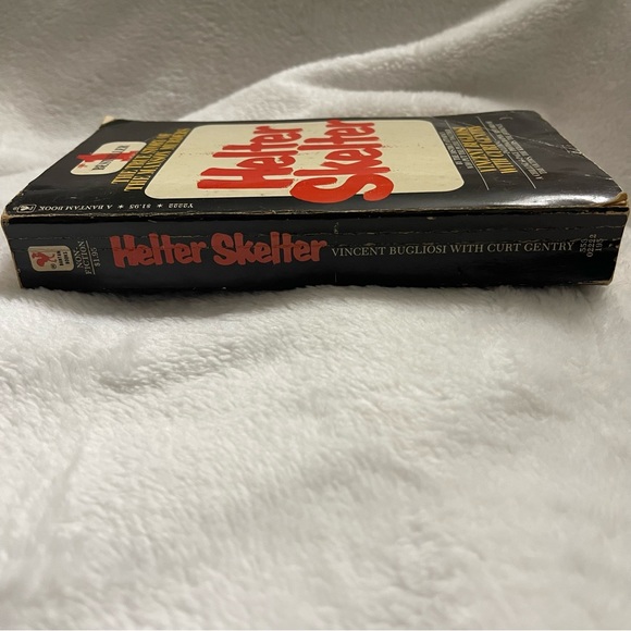 Helter Skelter by Vincent Bugliosi with Curt Gentry - Picture 3 of 9